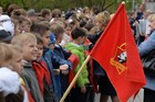 «Пионер — значит первый!»: Более 500 новосибирским школьникам повязали красные галстуки